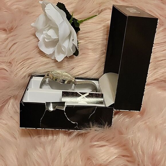  XOXO Quartz Watch jeweled face - Picture 7 of 8